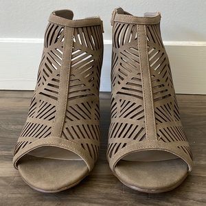 Shoe dazzle sandals size 6